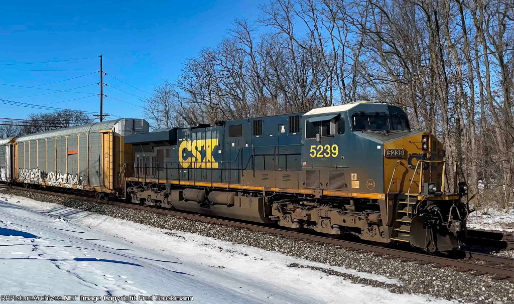 CSX 5239 leads M224.